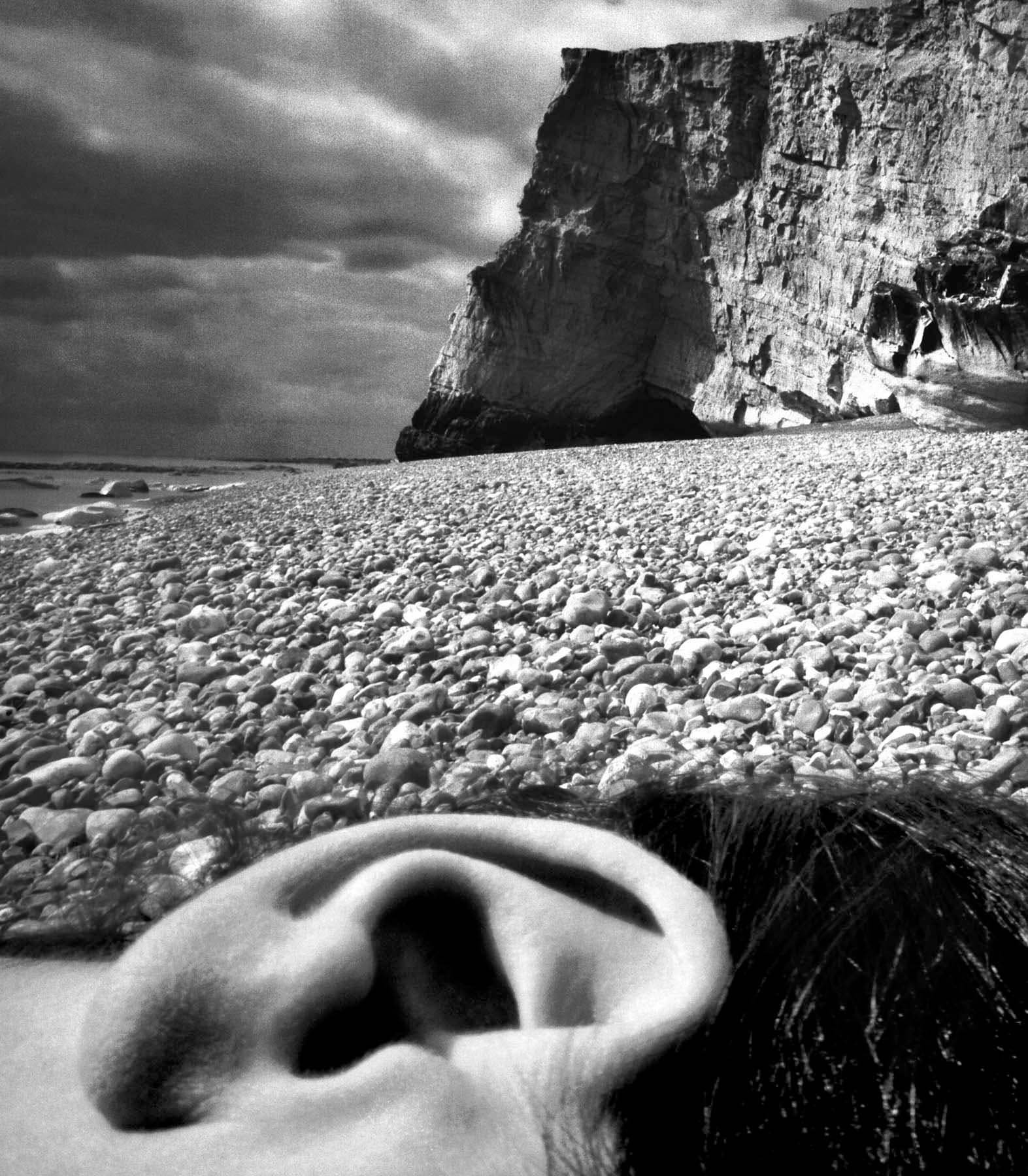 Bill Brandt, Nude, Seaford, East Sussex Coast, April 1957 Photographie de nu par Bill Brandt, prise sur la plage en 1957, elle montre une oreille