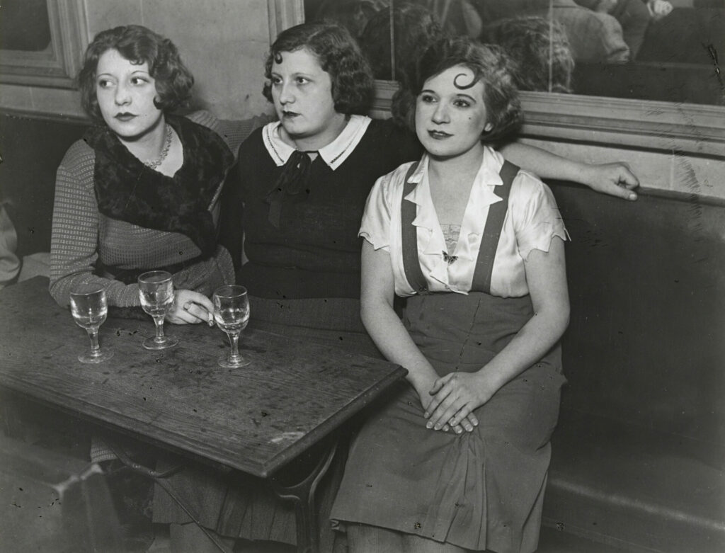 Brassaï, Trois jeunes femmes, Bal Musette, rue de Lappe, 1932. Tirage argentique, 20,5 × 27 cm. MoMA, New York.