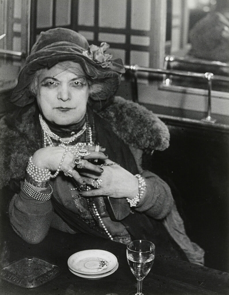 Brassaï, La Môme Bijou au Bar de la Lune, Montmartre, 1932, Paris la Nuit.