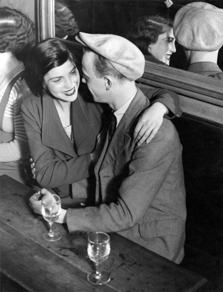 Brassaï, Couple d'amoureux assis au bal musette des Quatre saisons, rue de Lappe, 1932
