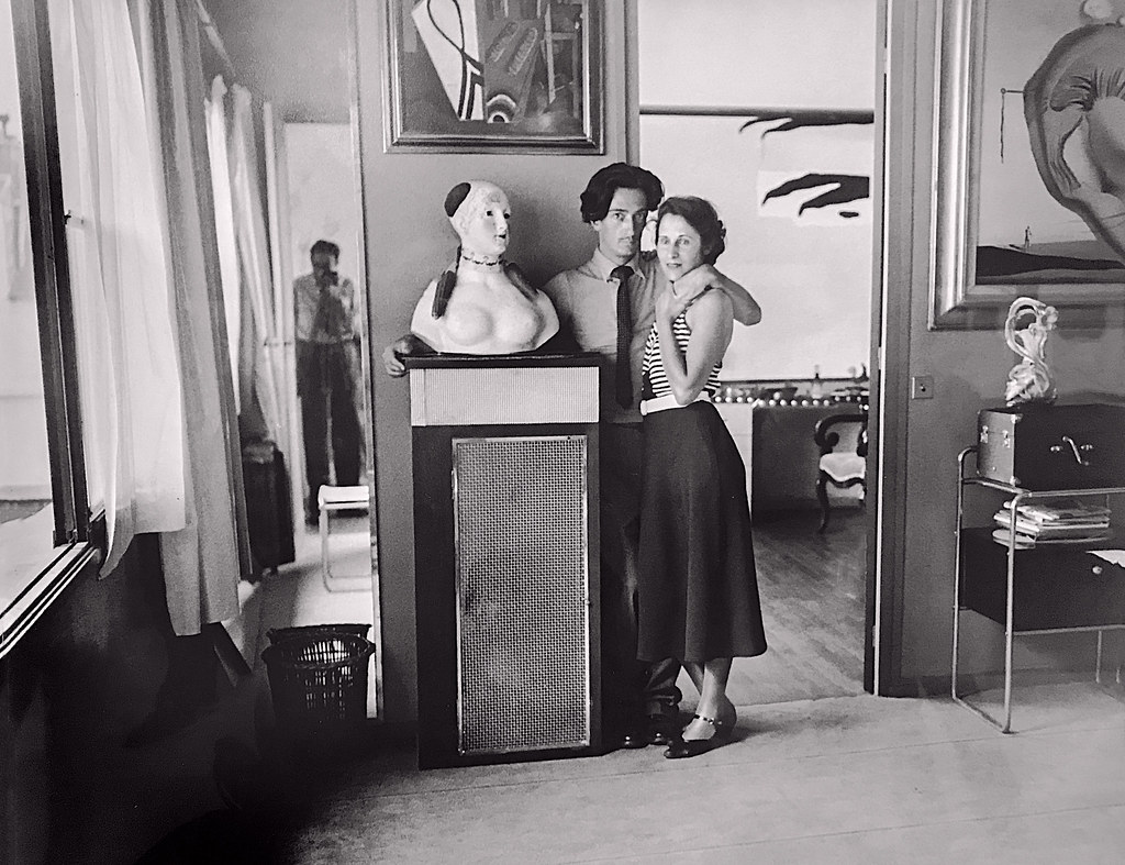 L'artiste Salvador Dali et Gala, Villa Seurat dans le quartier de Montparnasse Salvador Dalí et Gala dans leur atelier parisien à la villa Seurat, Paris, 1932–1933