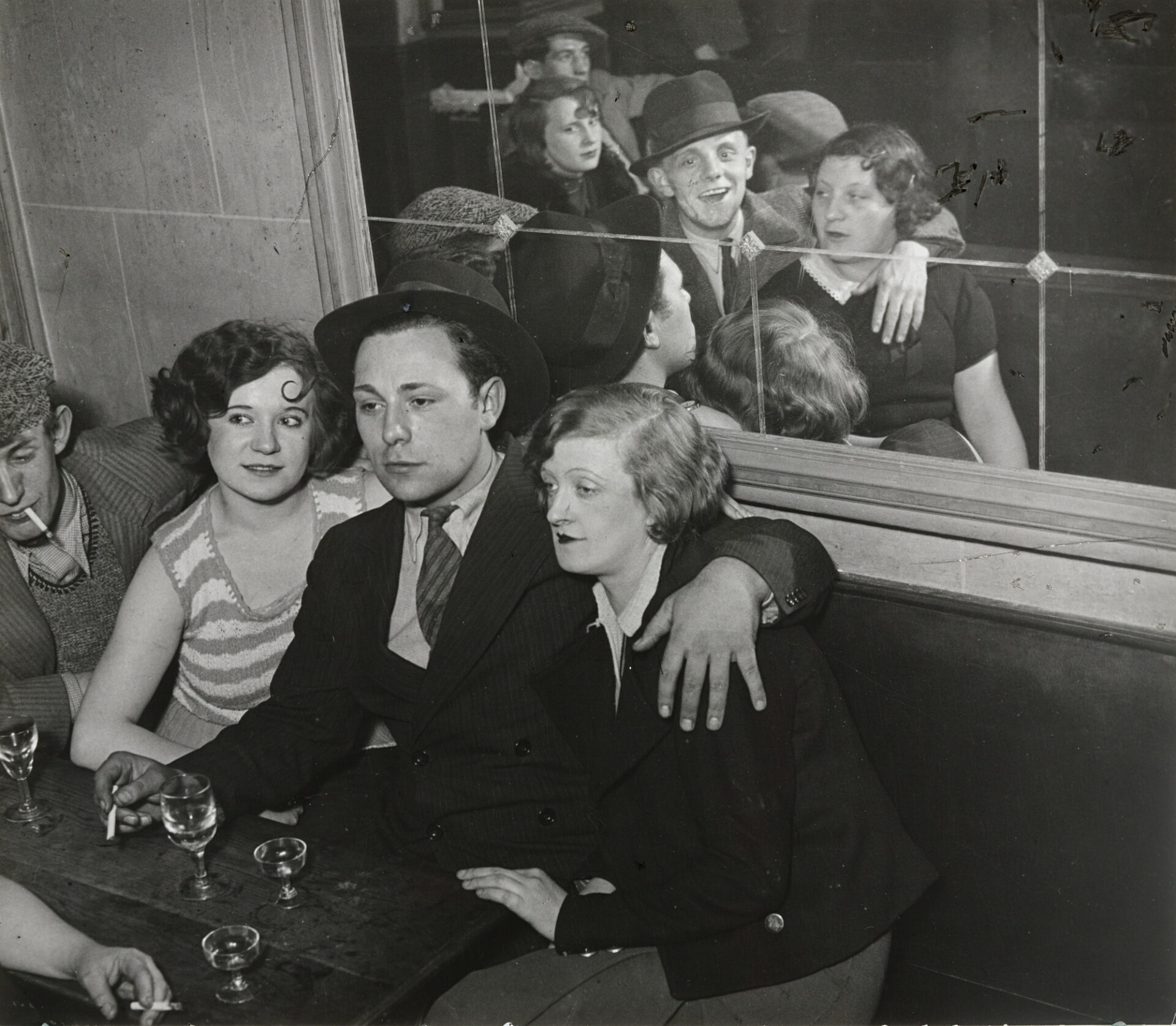 brassai-groupe-quatre-saisons-paris-1932 Brassaï, Groupe joyeux au bal musette des Quatre Saisons, 1932