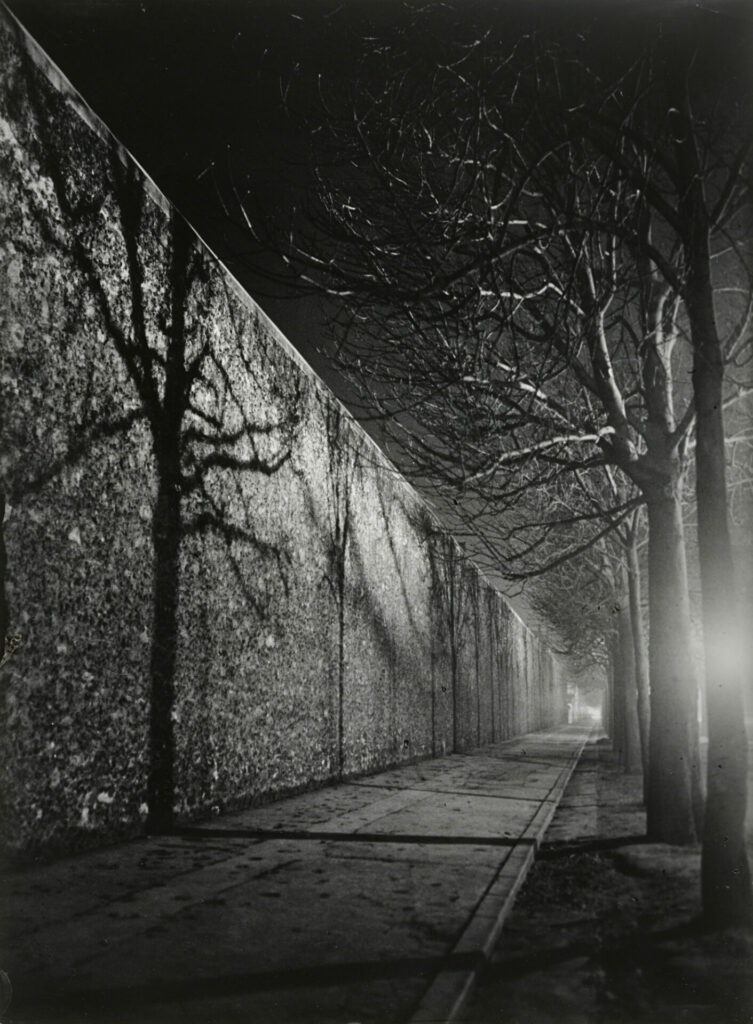 Brassai, Mur de prison : La Santé, 1930-1932