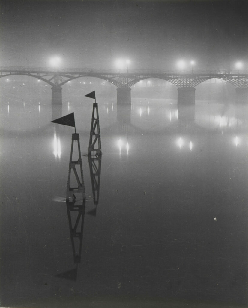 La Seine et le pont des Arts. Vue de nuit, 1er arrondissement, Paris. 1934-1936.