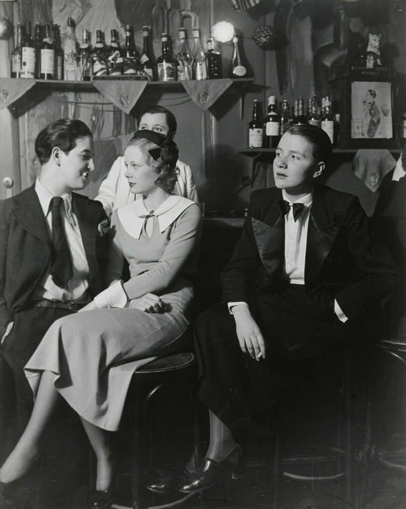 Brassaï, Lulu de Montparnasse (à gauche) habillée en smoking avec une femme au "Monocle", 1933.