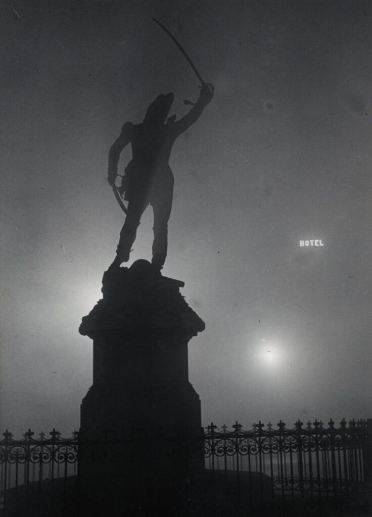 Brassaï, La Statue du Maréchal Ney dans le brouillard, 1932.