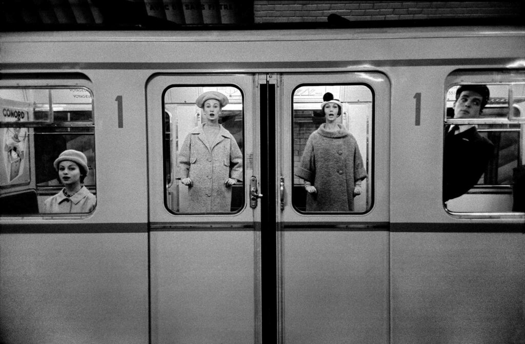 La mode dans le métro selon Frank Horvat, inspiration design et Bauhaus dans des figures figées des mannequins, mais aussi de la télévision et des chanteurs de l'époque (années 150-1960).