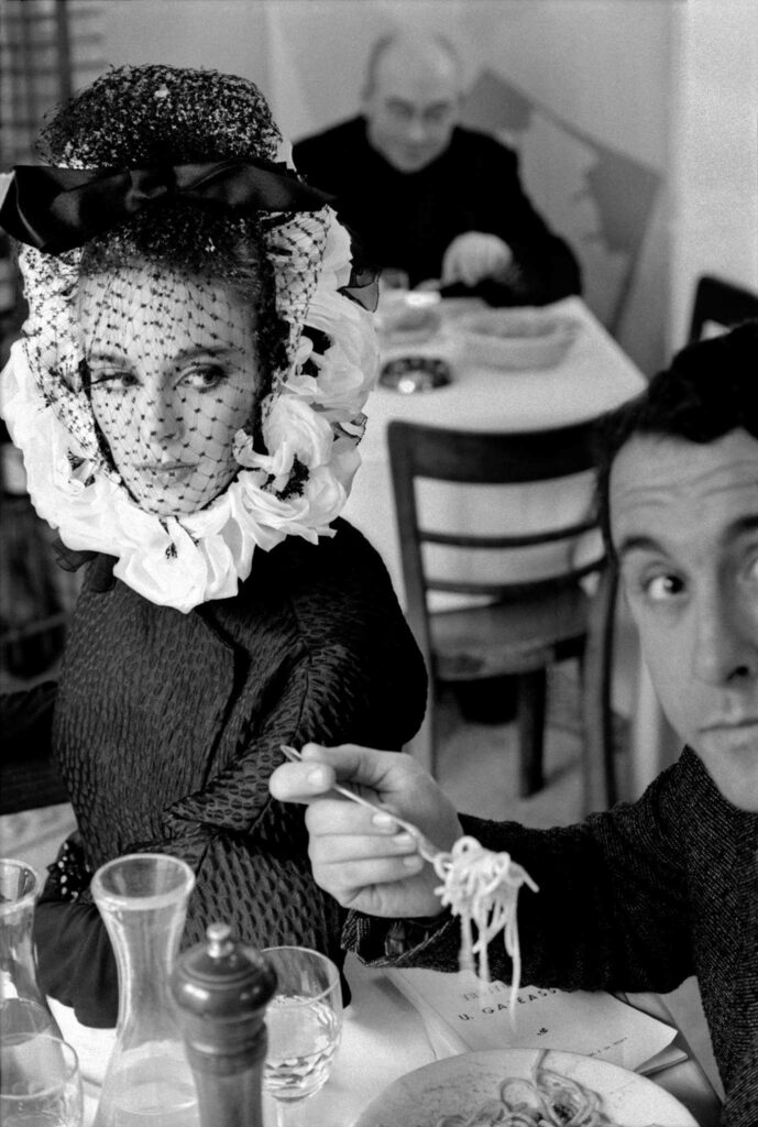 Frank Horvat fait poser un modèle pour le magazine de Mode Harper Bazaar dans un restaurant italien.