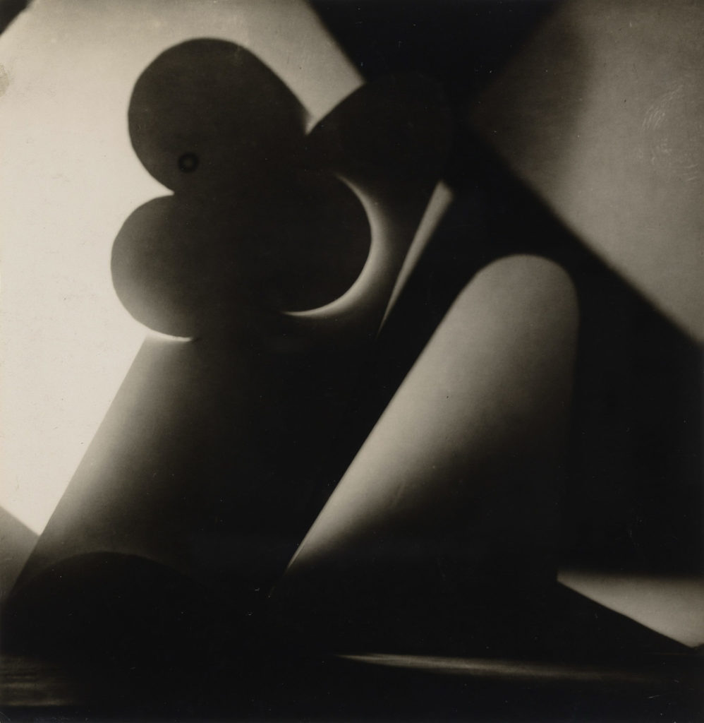 Photographie constructiviste par l'artiste tchèque Jaroslav Rössler, avec jeux d'ombres et figures géométriques