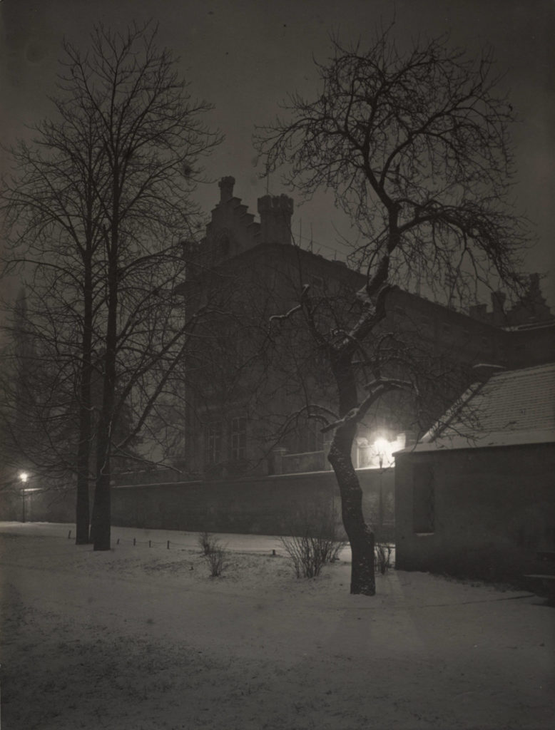 Allée de Prague durant une nuit d'hiver photographiée par Josef Sudek