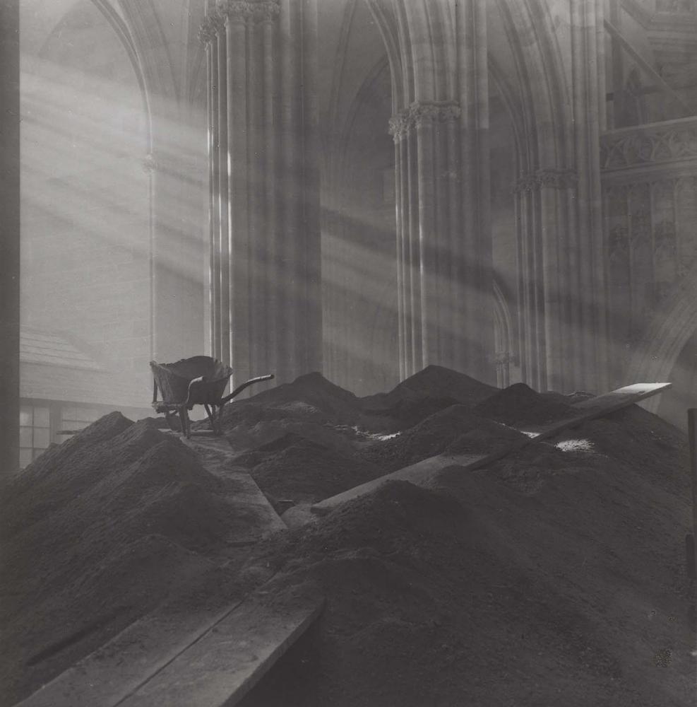 Photographie d'une brouette utilisée lors des travaux dans la Cathédrale Saint-Guy par Josef Sudek.