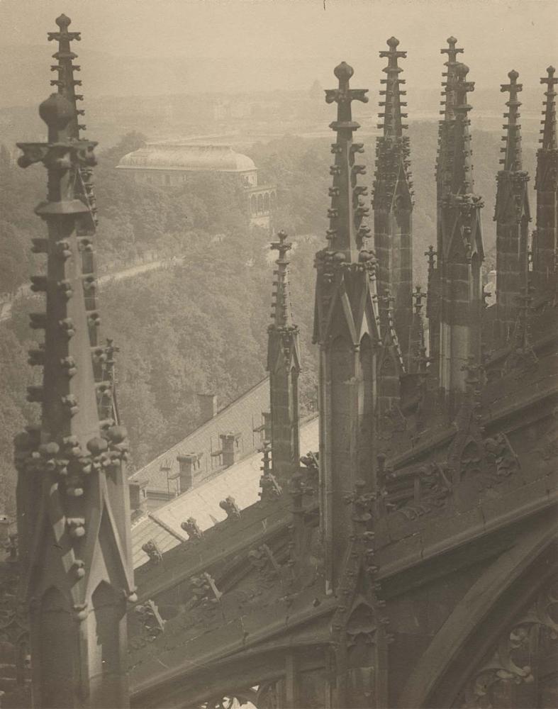 Vue des détails de la partie nord de la Cathédrale Saint-Guy de Prague.