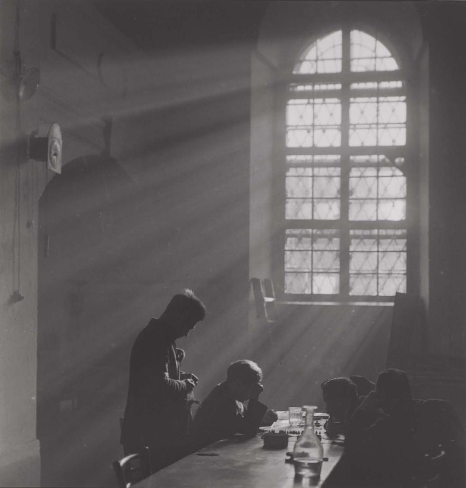 Photographie de Josef Sudek réalisée dans les années 1920 avec une attention particulière donnée à la lumière.