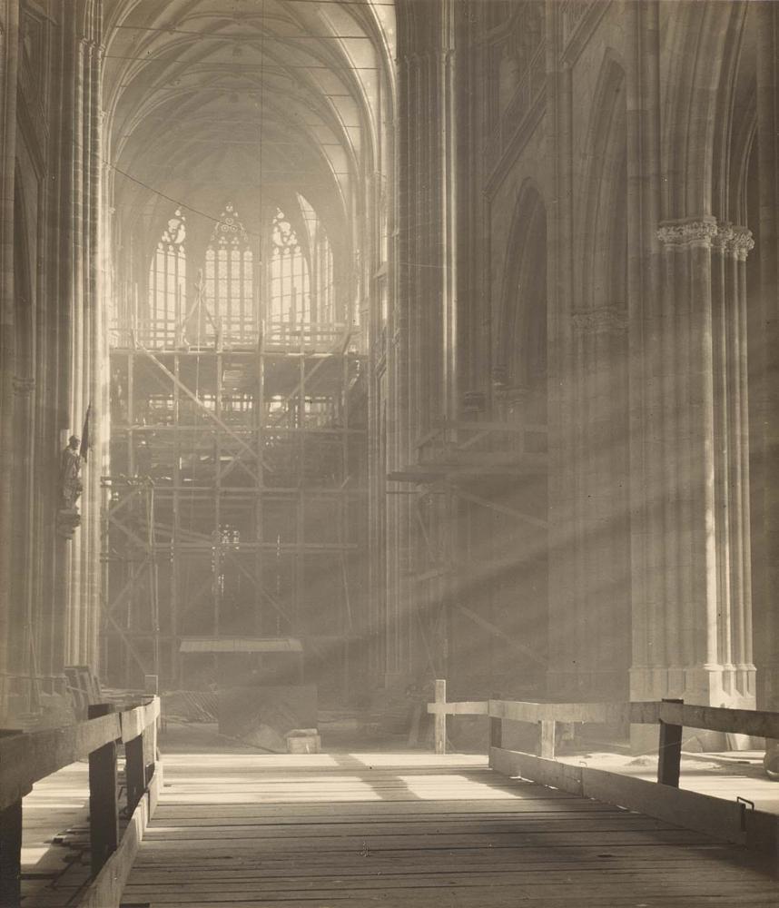 Intérieur baigné de lumière dans la Cathédrale Saint-Guy photographié par Josef Sudek.