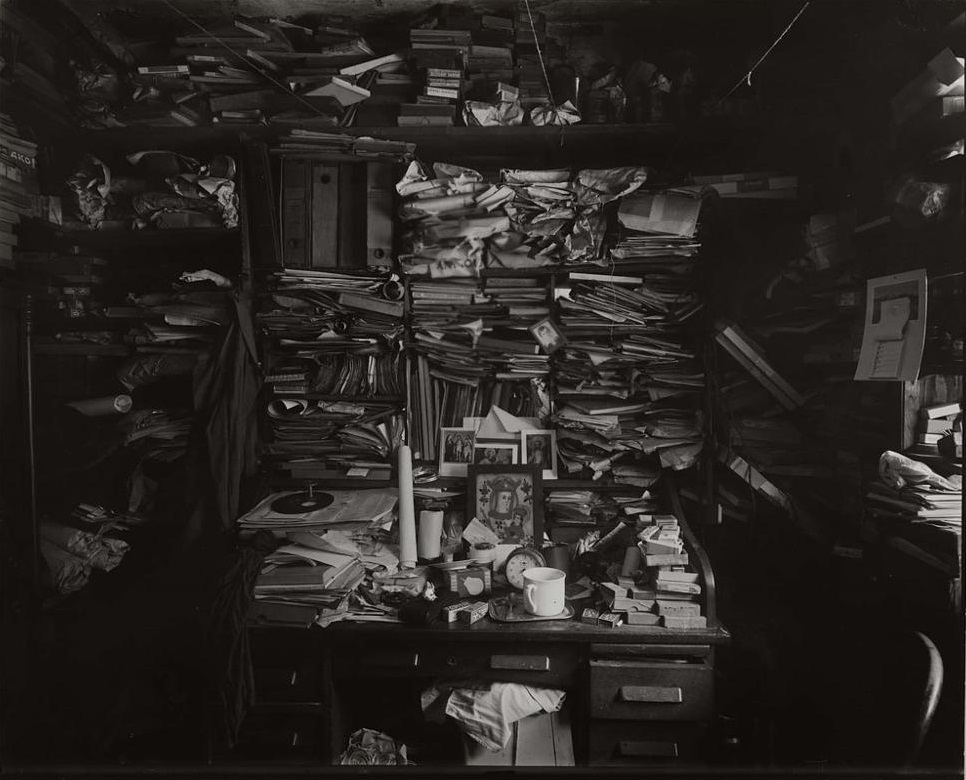 Photographie de l'atelier en désordre prise par Josef Sudek.