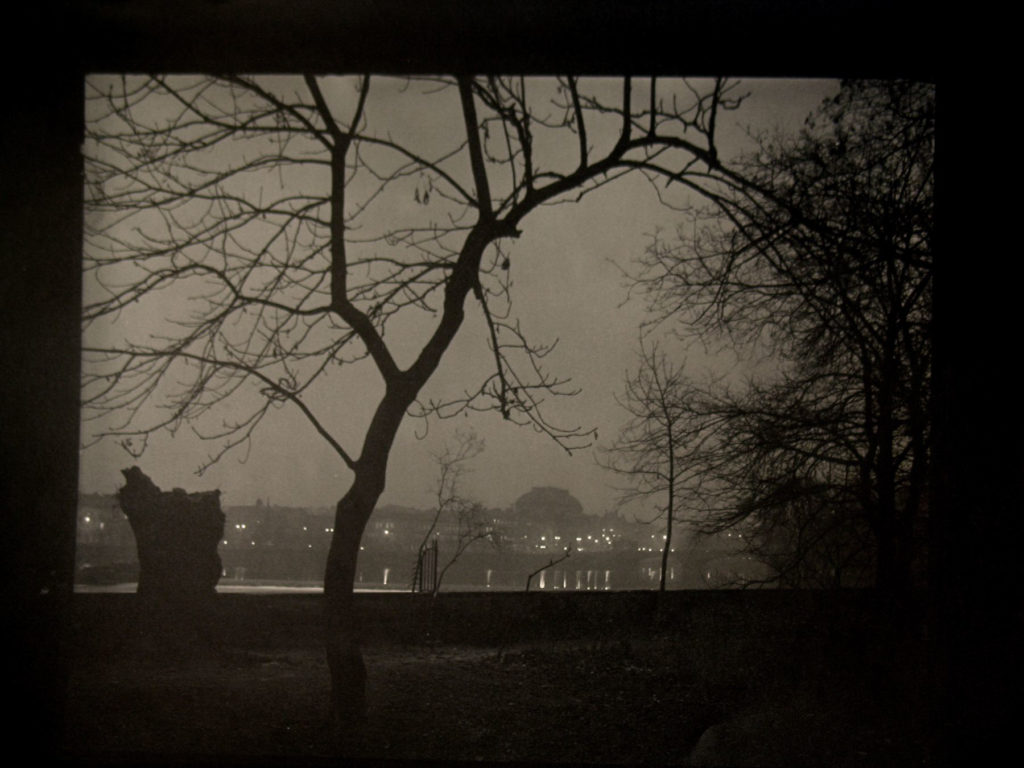 Photographie de nuit avec vue sur Prague par Josef Sudek