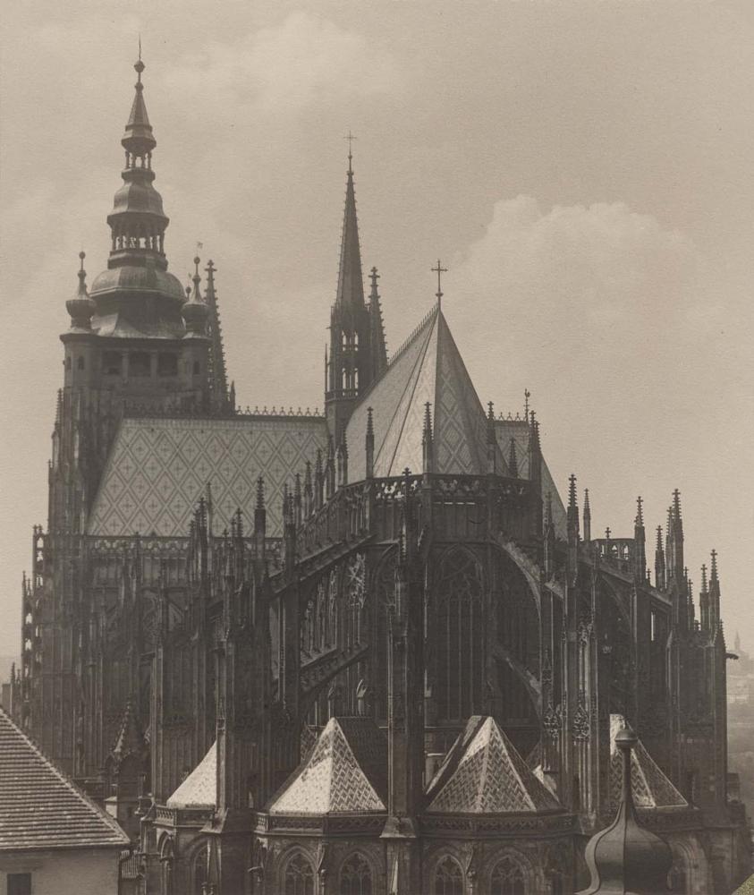 Photographie extérieure de la Cathédrale Saint-Guy de Prague par Josef Sudek vers 1928.