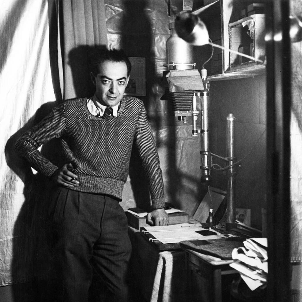 Brassaï Brassaï dans son laboratoire photo, en 1932.