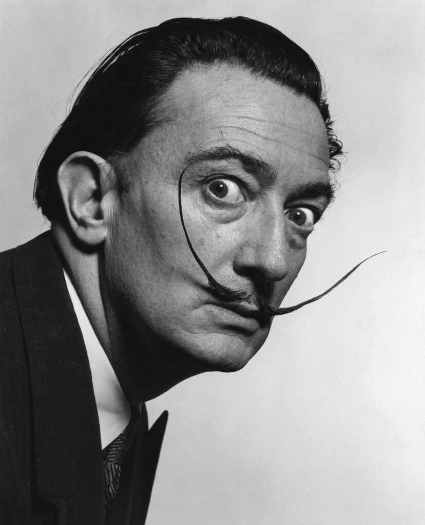 Photographie du peintre Salvador Dali prise par Philippe Halsman. Lui-même semble surpris de son absence dans notre top 10 des artistes les plus célèbres.
